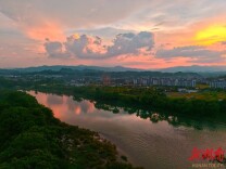 霞映夫夷江 美景入画来