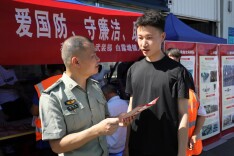 苏仙区：征兵政策送进农贸市场