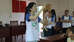 一杯牛奶里绽放“水母烟花”，吉首大学社会实践团的这堂化学课让孩子们惊呼“像变魔术”