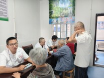 专家义诊进万坪，健康服务送到家
