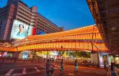 西单七座天桥连成“空中步行街”，商场二层客流增四成