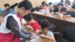 40名青少年指尖“拼出”多彩暑期