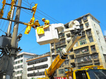 电力“小黄人”高空作业忙