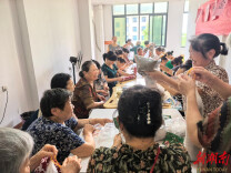 湖南湘江新区金联社区开展居家养老服务站手制艾颈枕活动