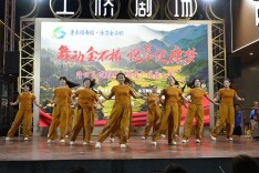 隆回县域副中心金石桥镇首届广场舞大赛“舞”出康养新风 