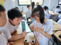 南华学子赴小学开展VR科普与DIY活动