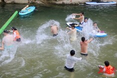 入伏首日 戏水避暑