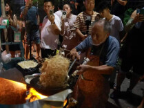 小碎步大流量，一碗粉火了一座城——衡阳“炒粉爷爷”走红，社会各界合力稳稳接住这波流量丨湖南日报要闻头条