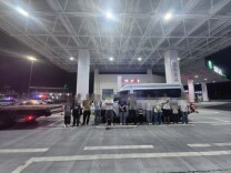 严查！高速上9座无牌车塞14人，大半都是小孩！
