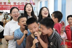 大学生医心赤诚 滋润未成年童真