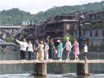 凤凰古城夏日旅游持续升温  人文风光醉游人
