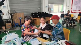 这位轮椅上的“中国好人”，推着更多人翻过那座叫“不可能”的山
