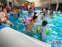 资阳区︱无人机天上飞、监控水里盯、免费泳池敞开迎！迎风桥镇防溺水疏堵并举