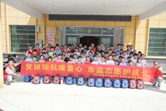 邵东市市监局到水东江社区举行爱心助学捐赠活动