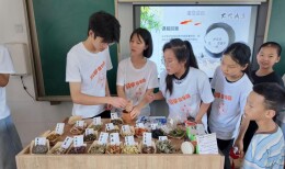 南华大学志愿队在小学开设聪耳中药香囊手工特色课堂