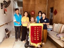 锦旗致谢暖人心 辅具助残解民忧