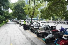清退违规投放共享电动车800余辆