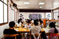 暑期图书馆学习氛围浓