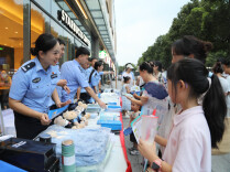 “反诈+”法治宣传点亮平安商圈