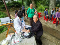“移动门诊”开进村寨，看病报销不用出村啦~