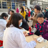 老人住院用血告急 社区党员献血解难
