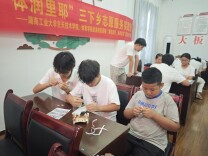 湖南工业大学空天技术学院实践团带领里耶青少年拼装科创模型