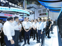毛伟明率团参观2026世界人工智能大会展馆
