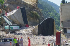 重庆彭水山体崩塌孤石爆破作业首爆成功 进入深度救援