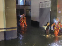 三名群众因暴雨积水被困，消防紧急救援