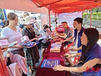 雁峰区街头“蓝马甲”摆摊设点：人社服务从“坐等上门”变“主动下沉”