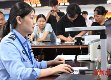 暑期办证热 服务“不降温”