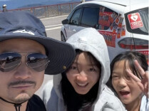 女儿的自驾毕业旅行，爸爸却在车上贴满寻亲海报｜26℃
