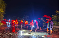 芷江紧急营救19名山洪被困群众