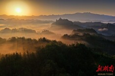 晨光穿雾 山林如画