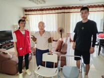 柔肩承大爱，风雨共同舟——记“身边好人”赵芳