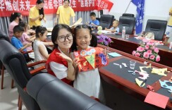 南华大学“核韵青春 志愿同心”实践团开设公益剪纸课堂