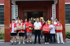 南华学子携手村支书直播乡土好物