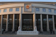 店门前有油污致路人摔倒，快餐店未尽“门前三包”义务被判赔偿