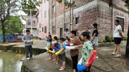 新田：大学生志愿者守护青少年假期时光