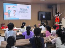 把防溺水课堂“搬”进游泳馆，这堂“生命必修课”干货满满