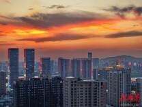 橙霞染天际
