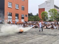 张家界市第一中学开展2026年度应急疏散演练暨消防技能培训