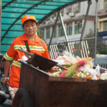 致敬，高温下的劳动者｜石三妹： 38℃高温，守护城市洁净