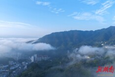 雾漫山城