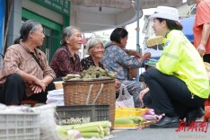 集市里的交通安全课