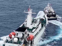 中国海警水炮喷射驱离菲侵权船只 现场画面公布