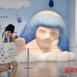 “发呆小女孩”华中首展来了！梅溪湖艺术博物馆梦境季开启柔软治愈之旅