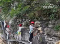 Zhangjiajie's Cool Climate and Scenic Wonders Attract Foreign Tourists