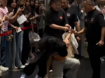 泰国娱乐公司GMM回应“中国粉丝被工作人员打”：该工作人员存在超出当时情况所需的用力行为，非本公司正式员工，已暂停聘用