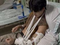 被游客掰断手腕的景区NPC再发声：出事至今仅收到2万元，难以支持手术费和生活费，签约公司和景区未作出任何赔偿